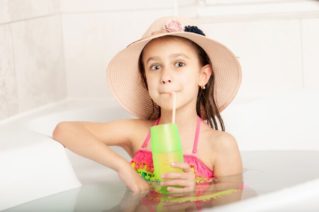 Descanso infantil en el baño.