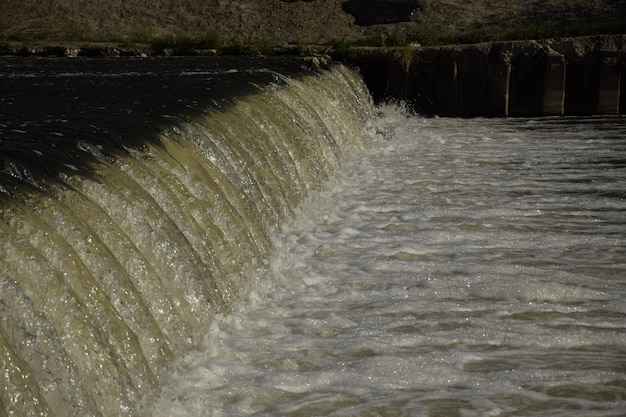 Descarga de agua en la presa Ulyanovsk