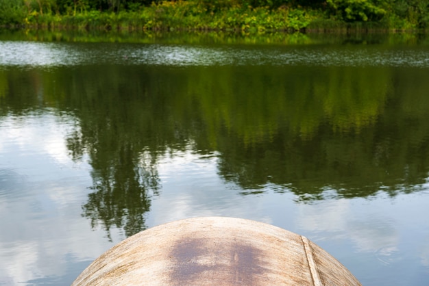 La descarga de aguas residuales en el río. Aguas residuales de la ciudad