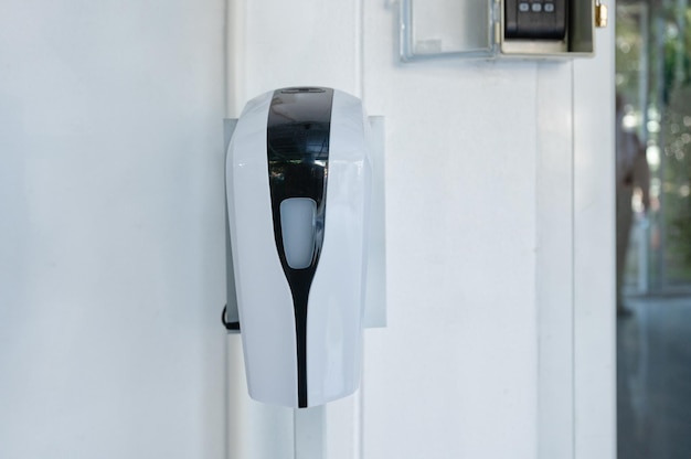 Descarte automático de desinfetante para as mãos em local público na entrada do hotel