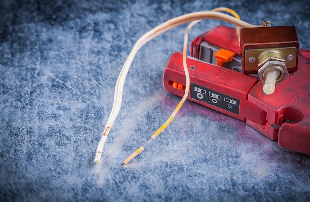 Descascadores de fios alternam no conceito de eletricidade vintage de fundo metálico riscado