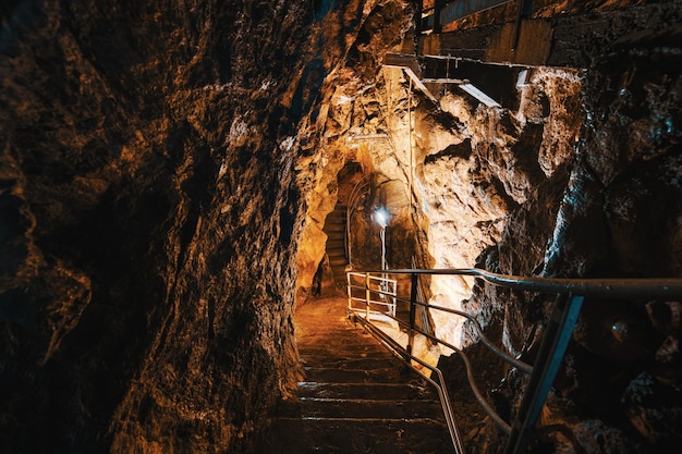 Descenso a cuevas de piedra caliza para visitas espeleológicas.