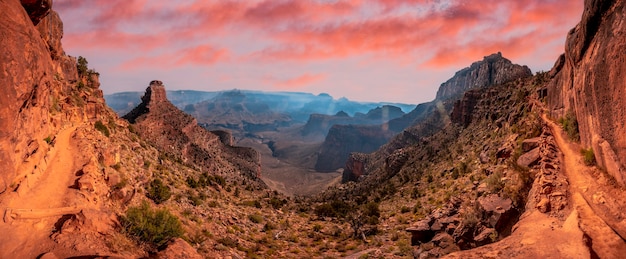 Foto descida do trailhead de south kaibab com uma montanha ao fundo. grand canyon