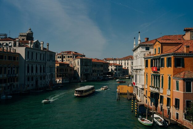 Descoberta da cidade de Veneza e seus pequenos canais e vielas românticas Itália