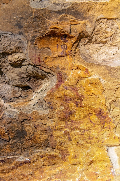 Descobrindo as antigas pinturas de ocre vermelho nas pedras de Jebel Ousselat na Tunísia Central