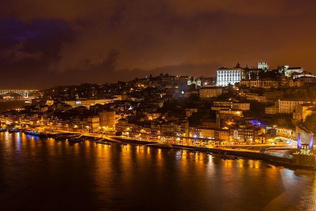 Descripción general del casco antiguo de Oporto Portugal por la noche Ribeira y el río Duero