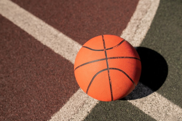 Descripción general del equipo de baloncesto al cruzar dos líneas blancas en el estadio o el campo para jugar