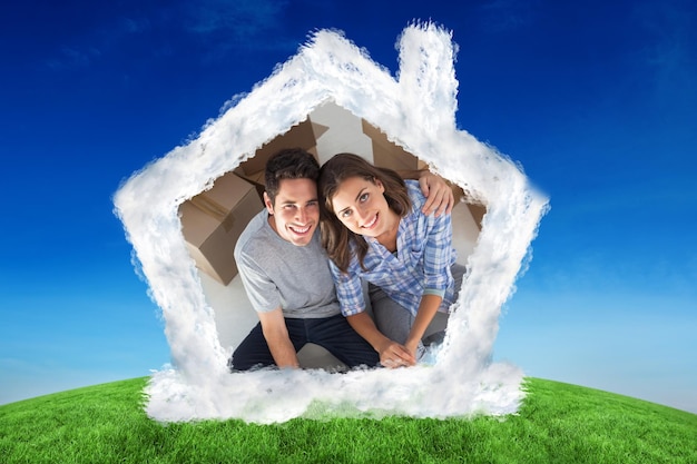 Descripción general de un hombre y su esposa con planes de vivienda contra una colina verde bajo un cielo azul
