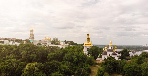 Descripción general de Kiev con el río Dnieper y Kiev Pechersk Lavra o Kyiv Pechersk Lavra, Kyievo-Pechers'ka lavra.