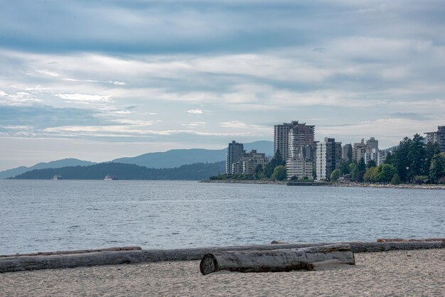 Descripción general del lado oeste de Vancouver con buques de carga en la entrada de Burrard