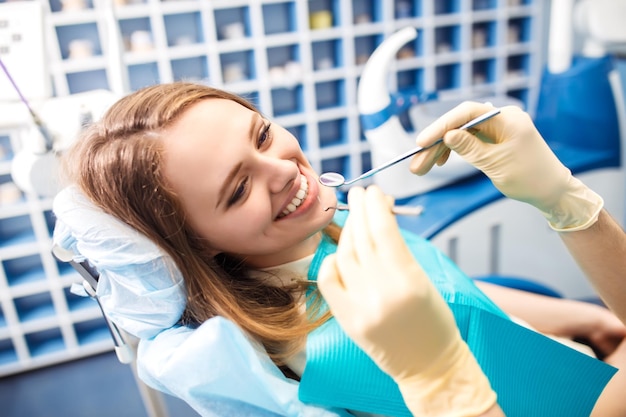 Descripción general de la prevención de la caries dental Mujer en la silla del dentista durante el procedimiento dental Sonrisa saludable