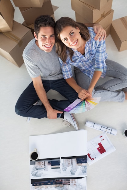 Descripción de un hombre y su esposa con planes de vivienda