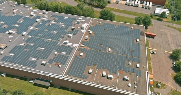 Descripción panorámica aérea del sistema solar en un almacén de construcción de techo