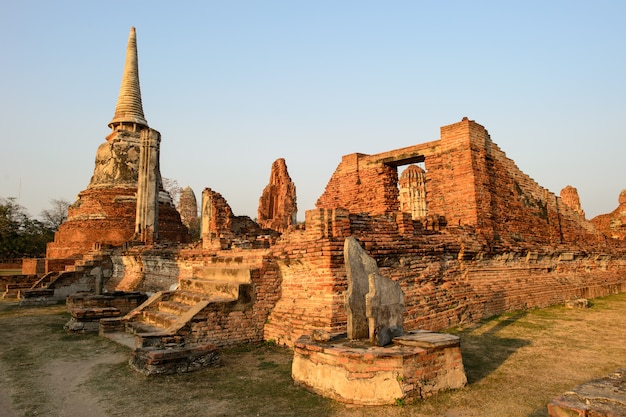 Descripción de los templos de Ayutthaya en Tailandia. Ruinas de antiguas murallas de ladrillo, antigua pagoda.