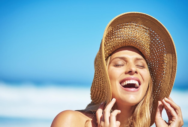 Descubra a maravilha do verão Foto de uma linda jovem de biquíni na praia