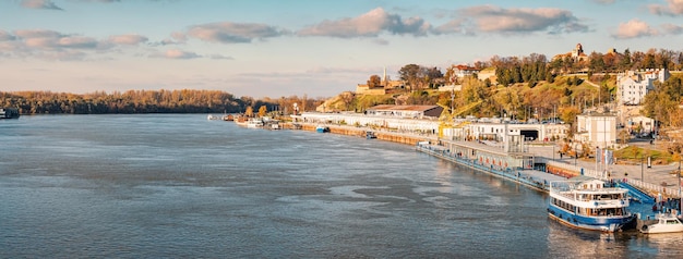 Descubra a paisagem urbana de Belgrado com uma vista panorâmica da cidade emoldurada pelos céus azuis e rios sinuosos