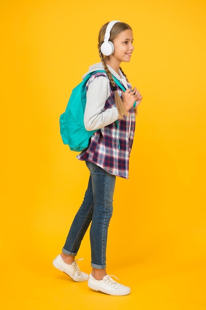 Descubra as possibilidades hipster menina cuidados mochila colegial mochila outono criança moda criança ouvir música fone de ouvido educação infantil e desenvolvimento feliz dia das crianças áudio livro