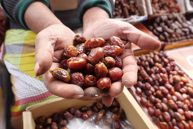 Descubra as tâmaras frescas disponíveis no mercado local, uma opção de lanche saudável e deliciosa