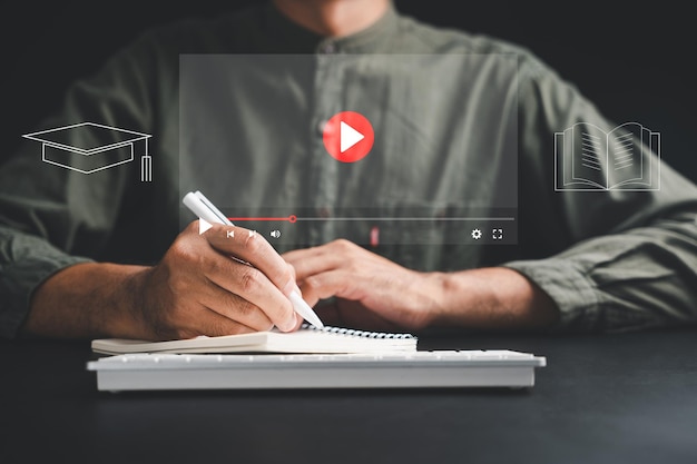 Descubra la conveniencia de la educación en línea con un hombre que utiliza una computadora para el aprendizaje electrónico y seminarios web Explore cursos en línea, seminarios y bases de datos de conocimiento con fines de estudio e investigación