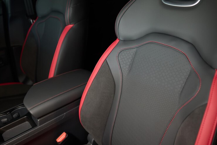 Foto descubra o interior elegante do carro com assentos de couro premium para elegância e conforto
