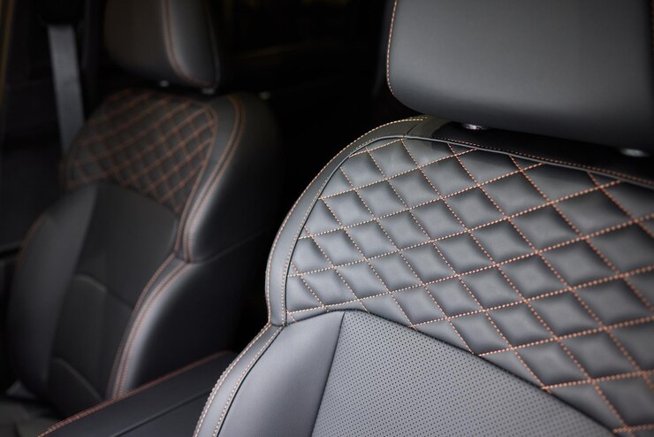 Foto descubra o interior elegante do carro com assentos de couro premium para elegância e conforto
