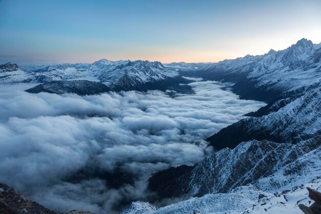 Descubra os magníficos Alpes franceses durante o nascer do sol