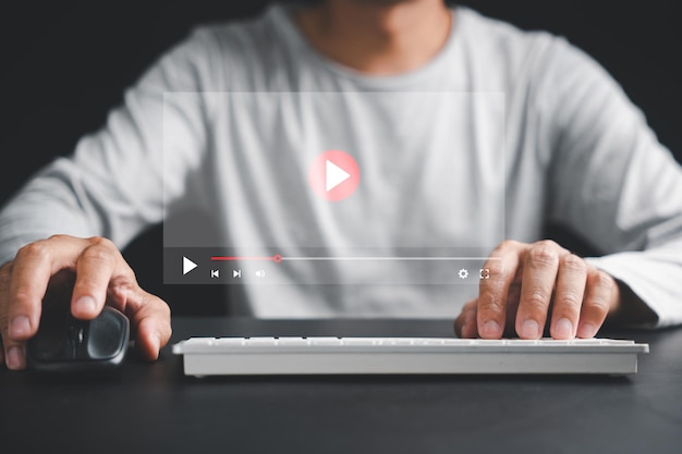 Foto descubra las posibilidades de los medios digitales mientras un hombre usa cómodamente una computadora para ver videos en línea