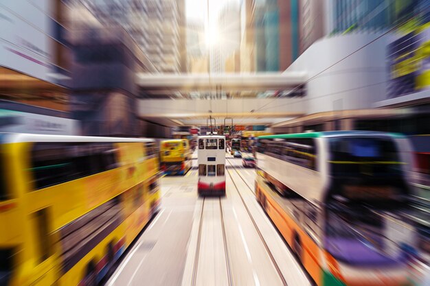 Foto desdibujado abarrotado tranvía en movimiento en el centro de hong kong distrito desdibujado negocio y la gente concepto