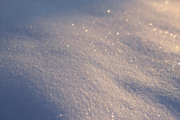 Desdibujar los cristales de nieve sobre la superficie de la nieve.