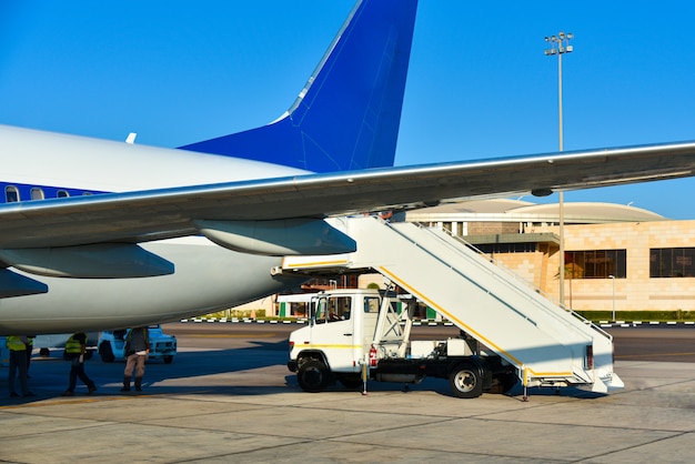 Desembarque de passageiros de um avião em um aeroporto africano