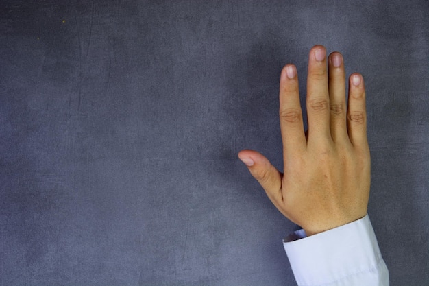 Desempenhar o papel de ser um empresário com cinco dedos em fundo de imitação de concreto