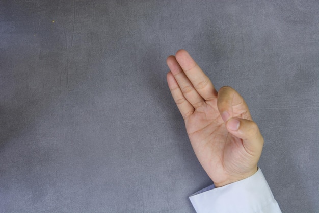 Desempenhar o papel de ser um empresário com cinco três em fundo de imitação de concreto