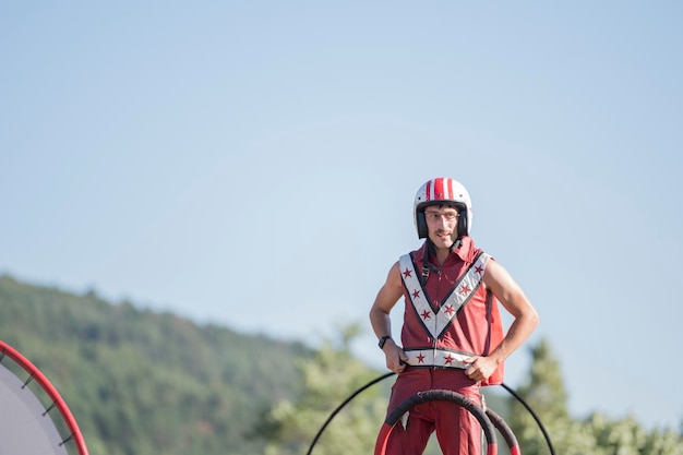 Desempenho de circo de rua Pessoa atuando no trapézio