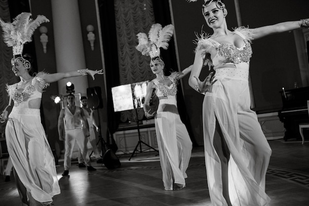 Desempenho de um showballet de um grupo de dança de atores em trajes brilhantes