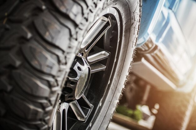 Foto desempeño tema de off-road tapa profunda de los neumáticos off-road para proporcionar más tracción en superficies no pavimentadas