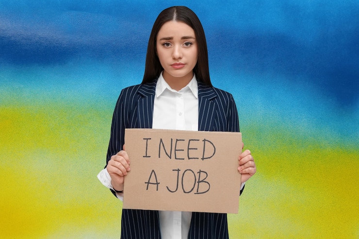 Foto desempregado devido à guerra mulher triste segurando uma folha de papelão com a frase i need a job contra as cores da bandeira ucraniana