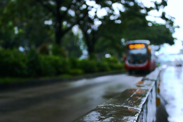 Foto desenfocado de una carretera de autobús lluviosa