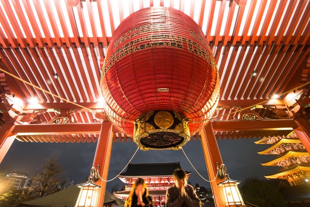 Desenfocado de personas Ore en el templo de Asakusa en año nuevo. reza por buena suerte