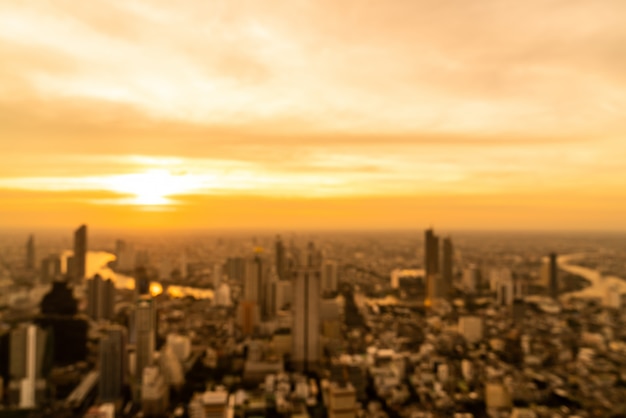 Desenfoque abstracto del paisaje urbano de Bangkok en Tailandia con el cielo del atardecer