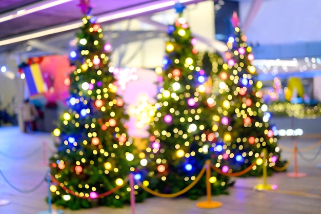 Desenfoque de árbol de Navidad y luz bokeh por la noche. Temporada de invierno y feliz año nuevo.