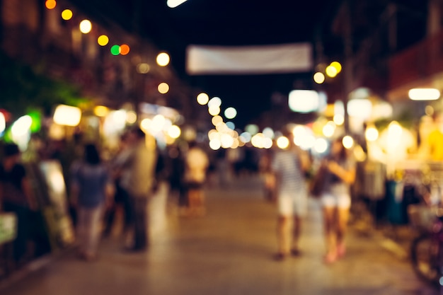 Desenfoque con bokeh del mercado de la noche en el fondo de la ciudad