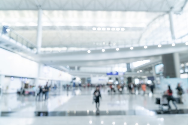 Desenfoque de escena con turistas en el aeropuerto