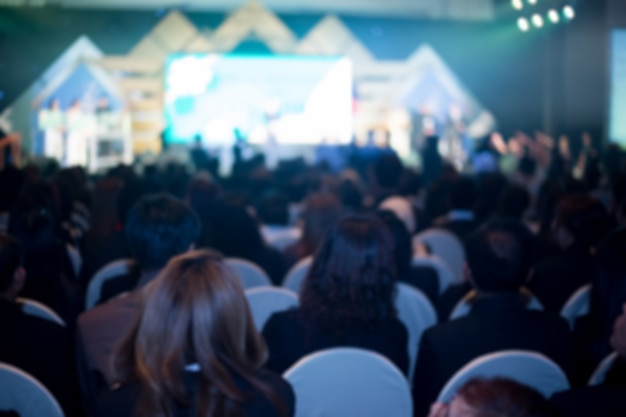 Foto desenfoque del fondo del salón de convenciones de negocios.