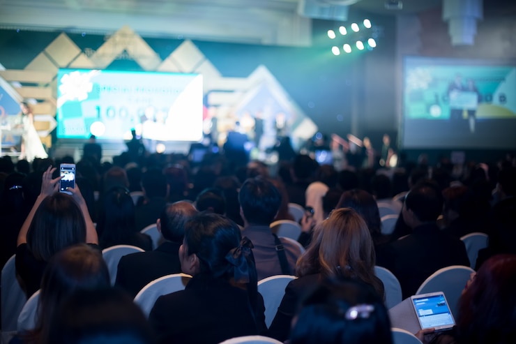 Foto desenfoque del fondo del salón de convenciones de negocios.