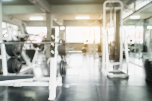 Desenfoque gimnasio gimnasio con equipo para hacer ejercicio.