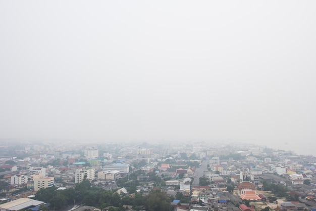 Desenfoque de humo de la ciudad cubierta de incendios forestales