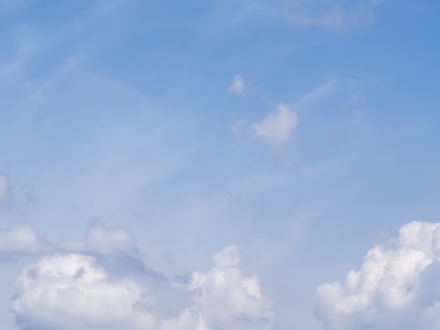 Desenfoque de imagen - cielo azul con nubes en día soleado