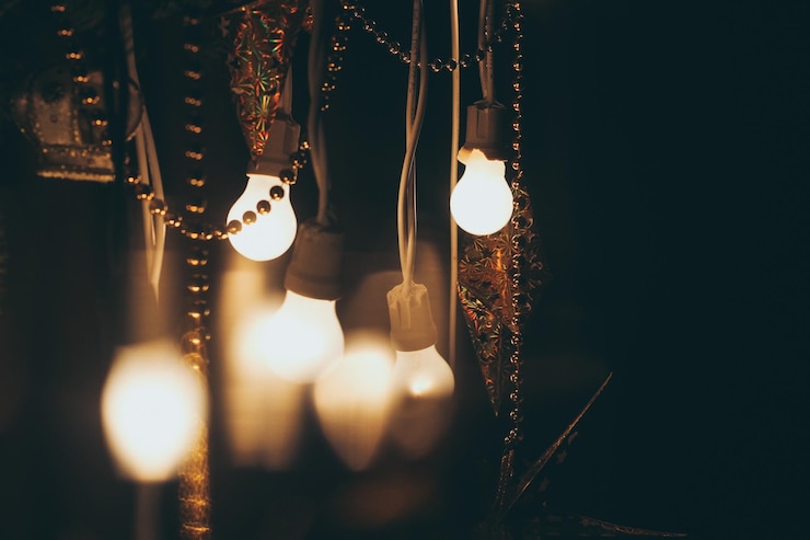 Desenfoque de luces navideñas y lámparas en el fondo oscuro