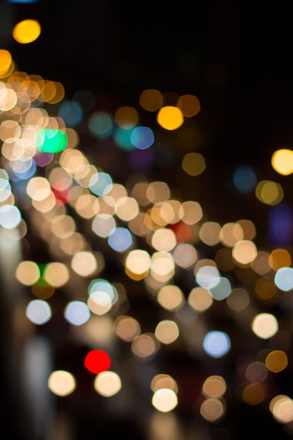 Desenfoque de la luz del coche y el tráfico en la ciudad para el fondo abstracto