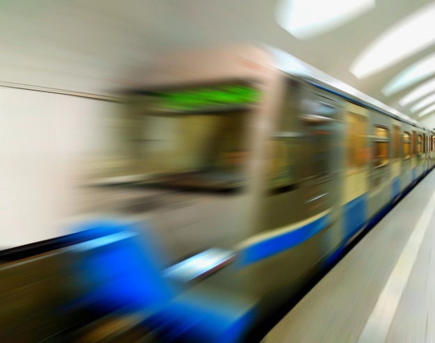 Desenfoque de movimiento azul diagonal metro tren fondo hd